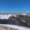 Поглед от връх Сърбеница по посока към връх Ком в далечината 